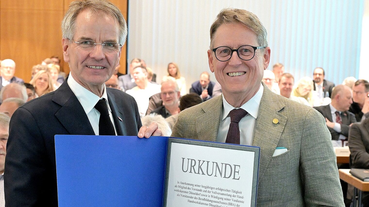 Präsident Andreas Ehlert und Thomas Dopheide posieren für ein Pressefoto.