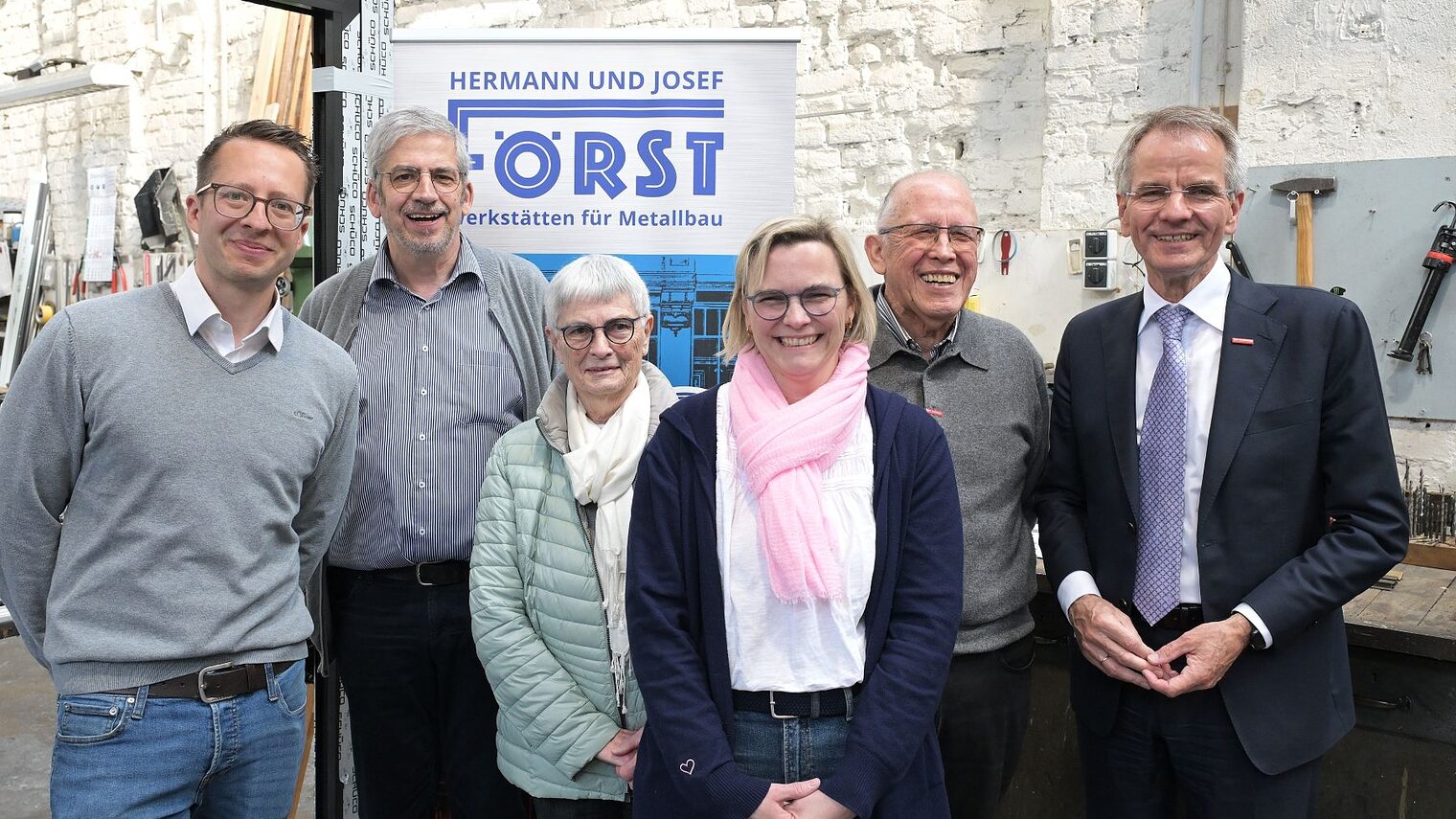 Gruppenfoto der Familie Först (5 Personen) und Kammerpräsident Andreas Ehlert anlässlich der Pressekonferenz zum Frühjahrsgutachten 2026 bei Metallbau Först.