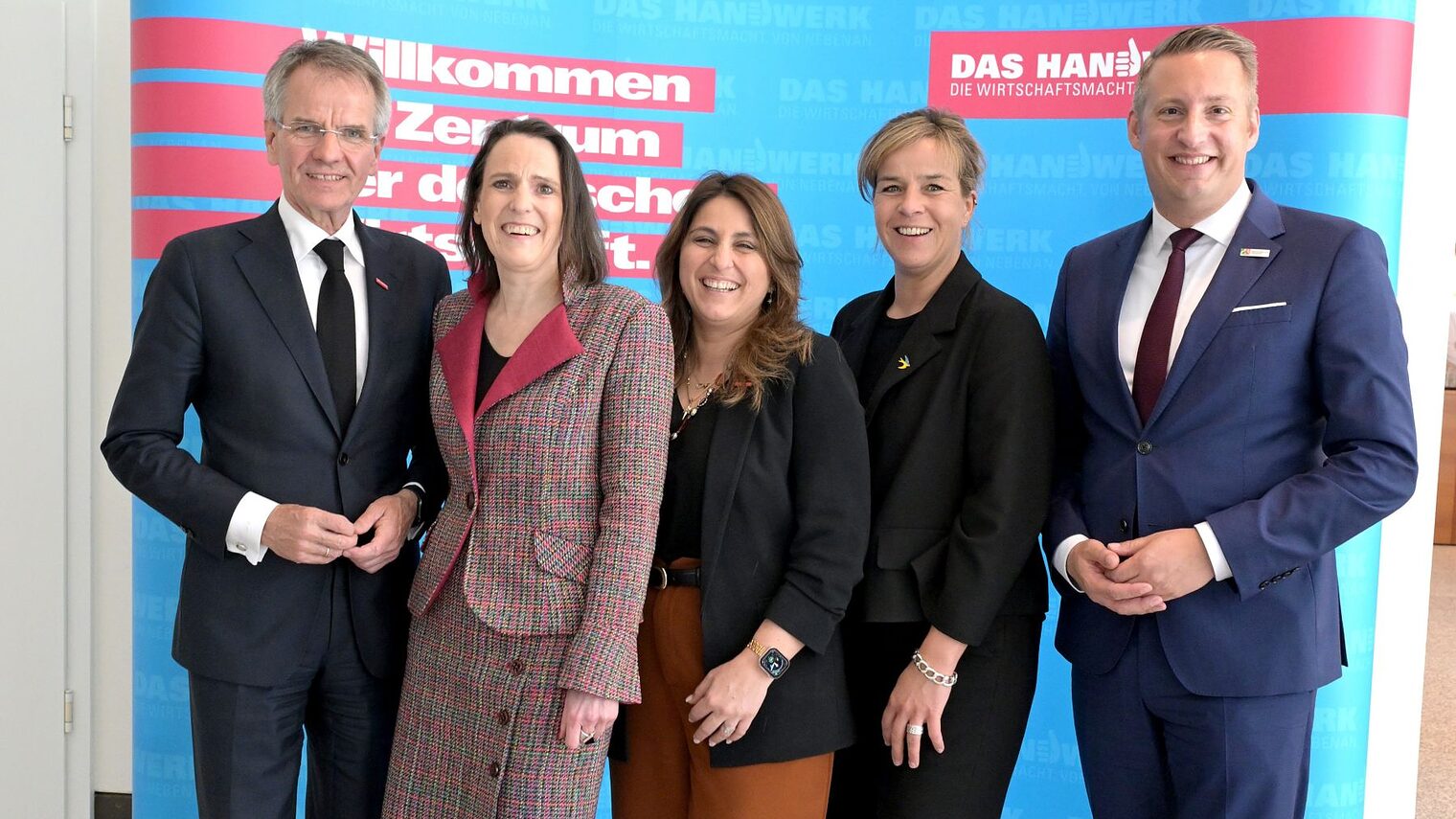 Das neue Präsidium der HWK Düsseldorf zusammen mit Mona Neubaur und 