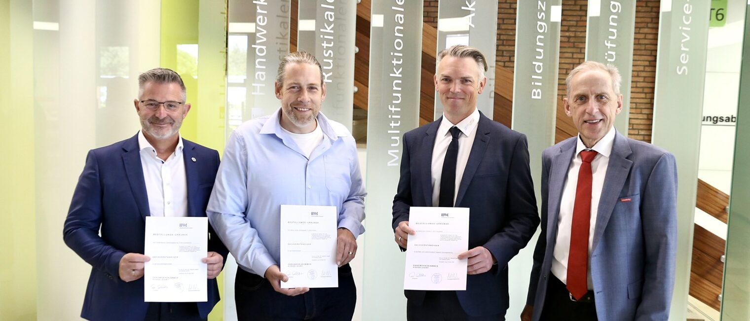 Die drei neuen Sachverständigen Thomas Meunier, Marcus Jacobs und Patrick Suhre (v.l.) mit ihren Urkunden zusammen mit Hauptgeschäftsführer Dr. Axel Fuhrmann, HWK Düsseldorf.