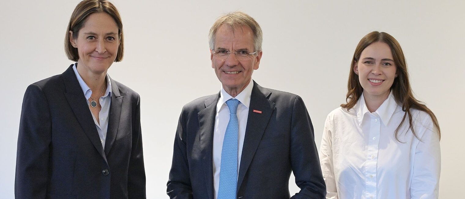 HWK Präsident Andreas Ehlert und die Jahresbestmeisterinnen Astrid Fedder und Jessica Schaumburg stehen nebeneinander und lächeln in die Kamera.