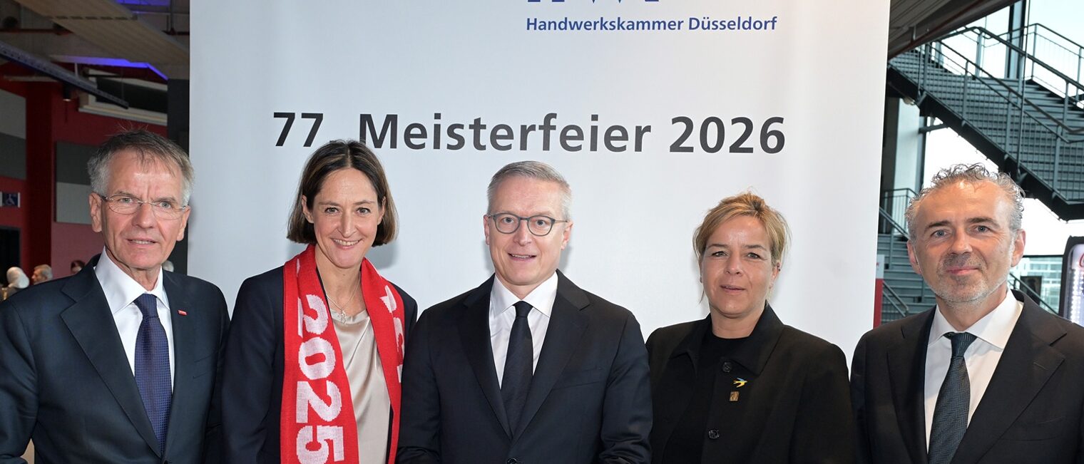 5 Personen posieren für ein Pressefoto anlässlich der 77. Meisterfeier.