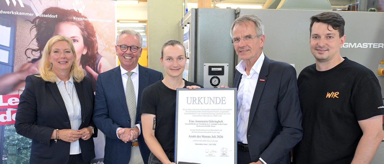 Die Akteure posieren für ein Pressefoto. Annemarie Grävingholt zeigt ihre Urkunde.