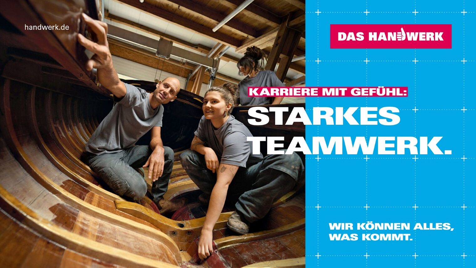 2 Bootsbauerinnen in einem Boot untersuchen das Holz. Text: Karriere mit Gefühl. Starkes Handwerk. Wir können alles, was kommt.